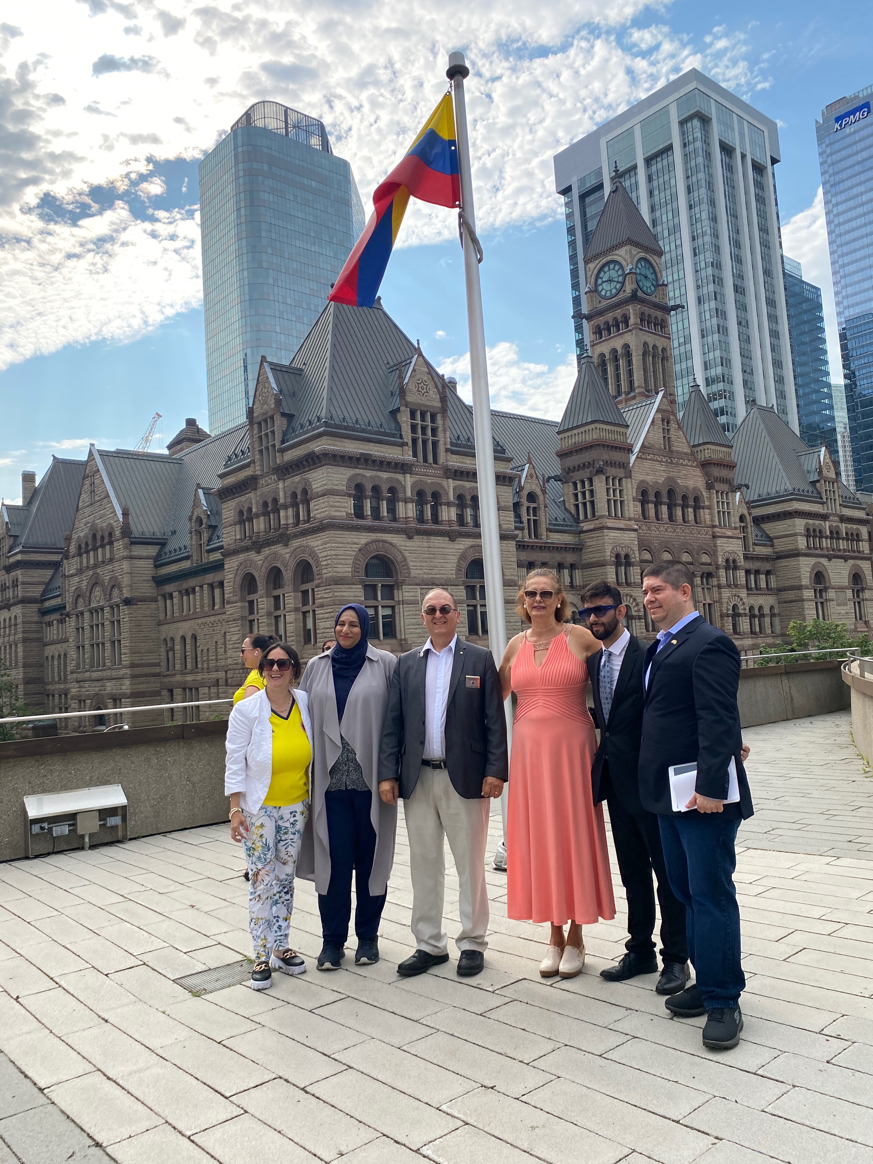 Bandera colombiana fue izada en el City Hall de Toronto