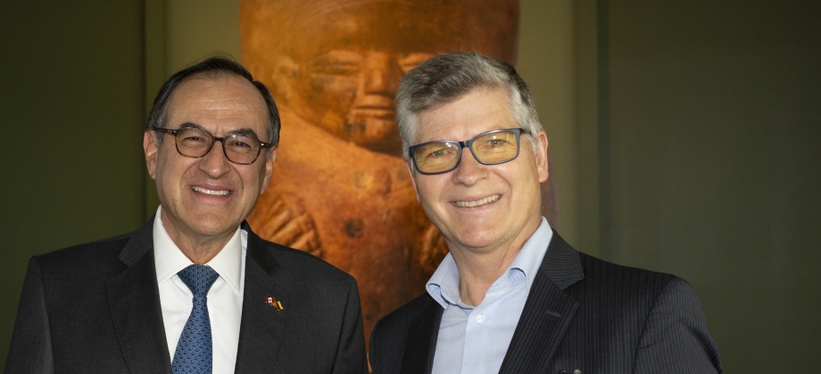 Embajador Carlos Arturo Morales y Presidente del Museo de Bellas Artes de Montreal André Dufour.